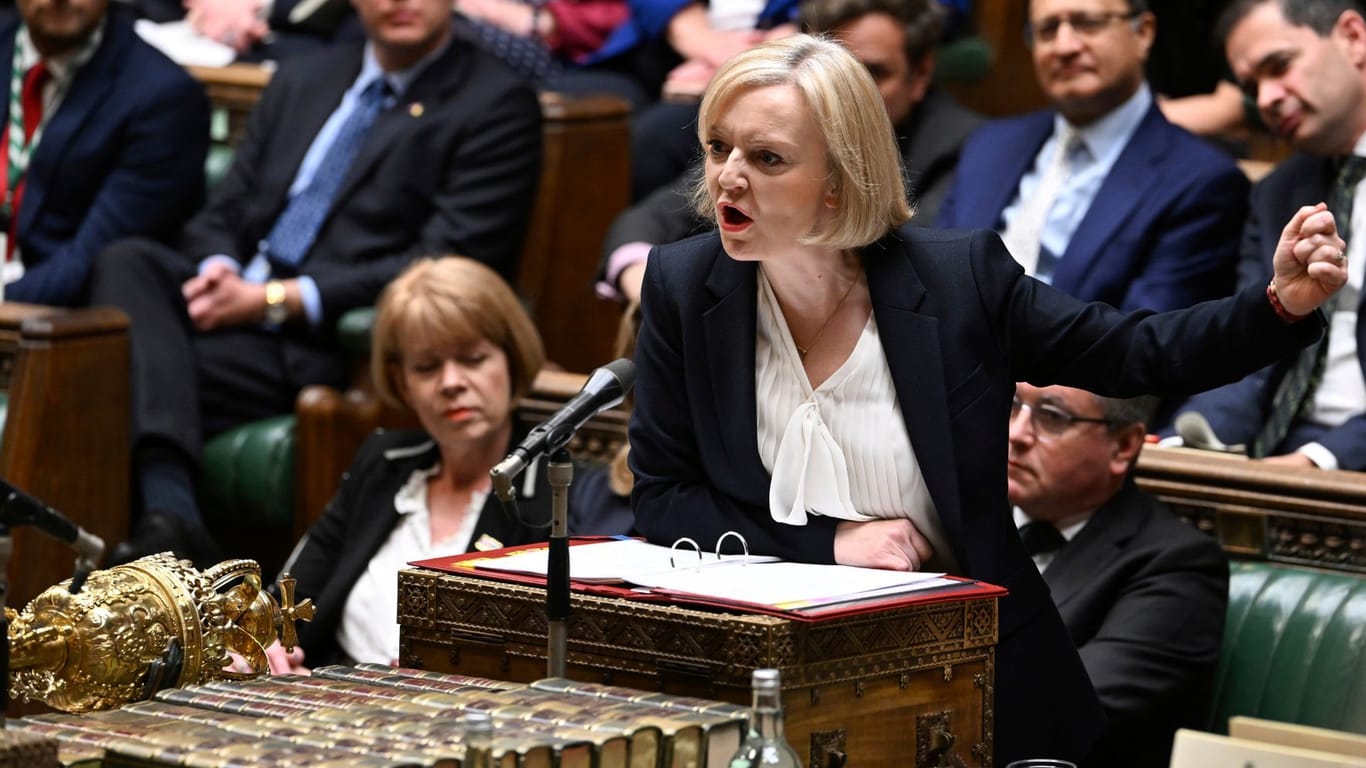 Liz Truss, Premierministerin von Großbritannien, während der Fragestunde im Unterhaus: Truss gerät nach dem Rücktritt ihrer Innenministerin zunehmend unter Druck.