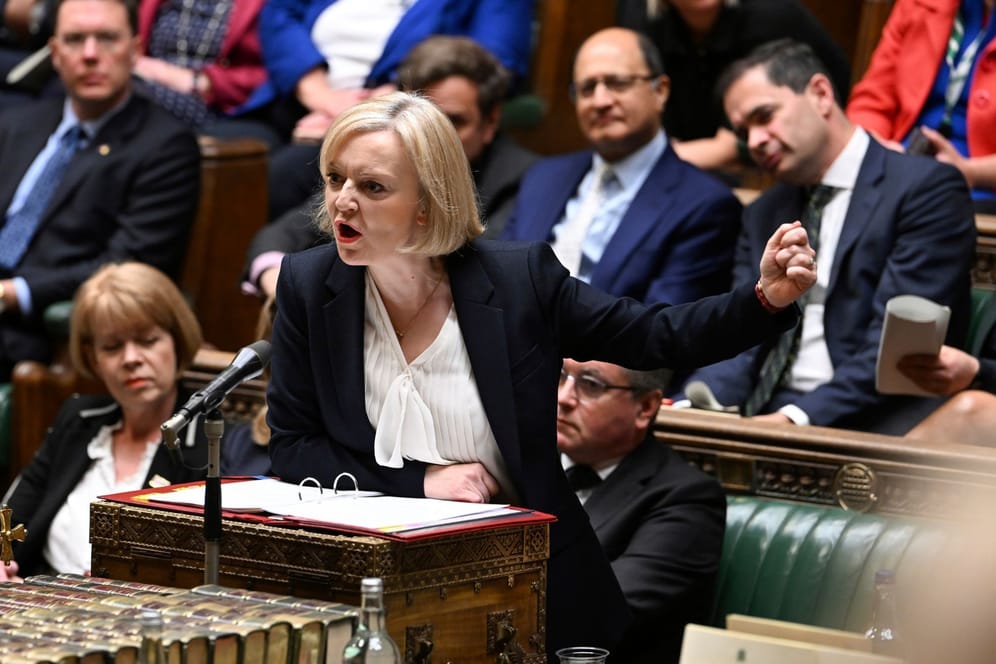 Liz Truss, Premierministerin von Großbritannien, während der Fragestunde im Unterhaus: Truss gerät nach dem Rücktritt ihrer Innenministerin zunehmend unter Druck.