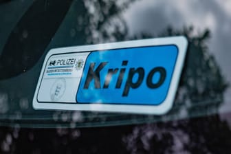 Schild mit dem Aufdruck "Kripo" (Symbolfoto): Zwei Verdächtige wurden festgenommen.