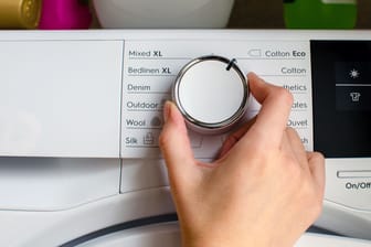 Energie einsparen: Beim Betrieb der Waschmaschine sollten Sie eine niedrige Temperatur sowie ein Eco-Programm wählen.