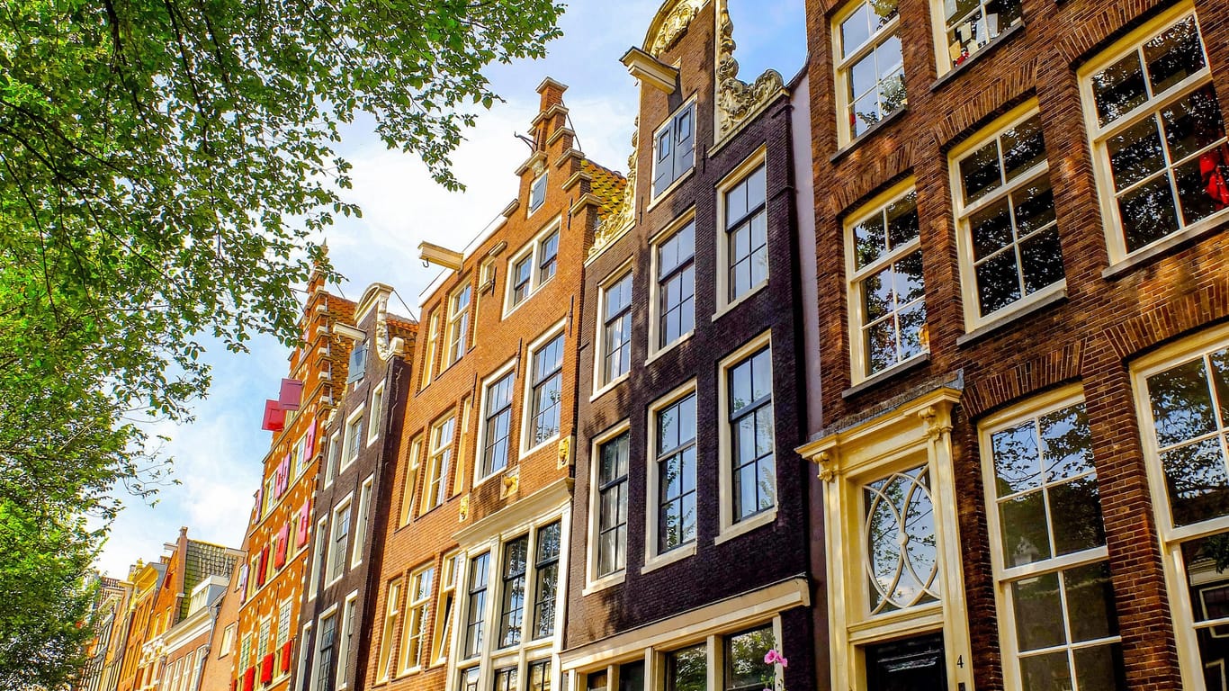 Extreme Preissteigerung: Wer in einem der für Amsterdam typischen Häuser übernachten möchte, sollte ein großzügiges Budget mitbringen.
