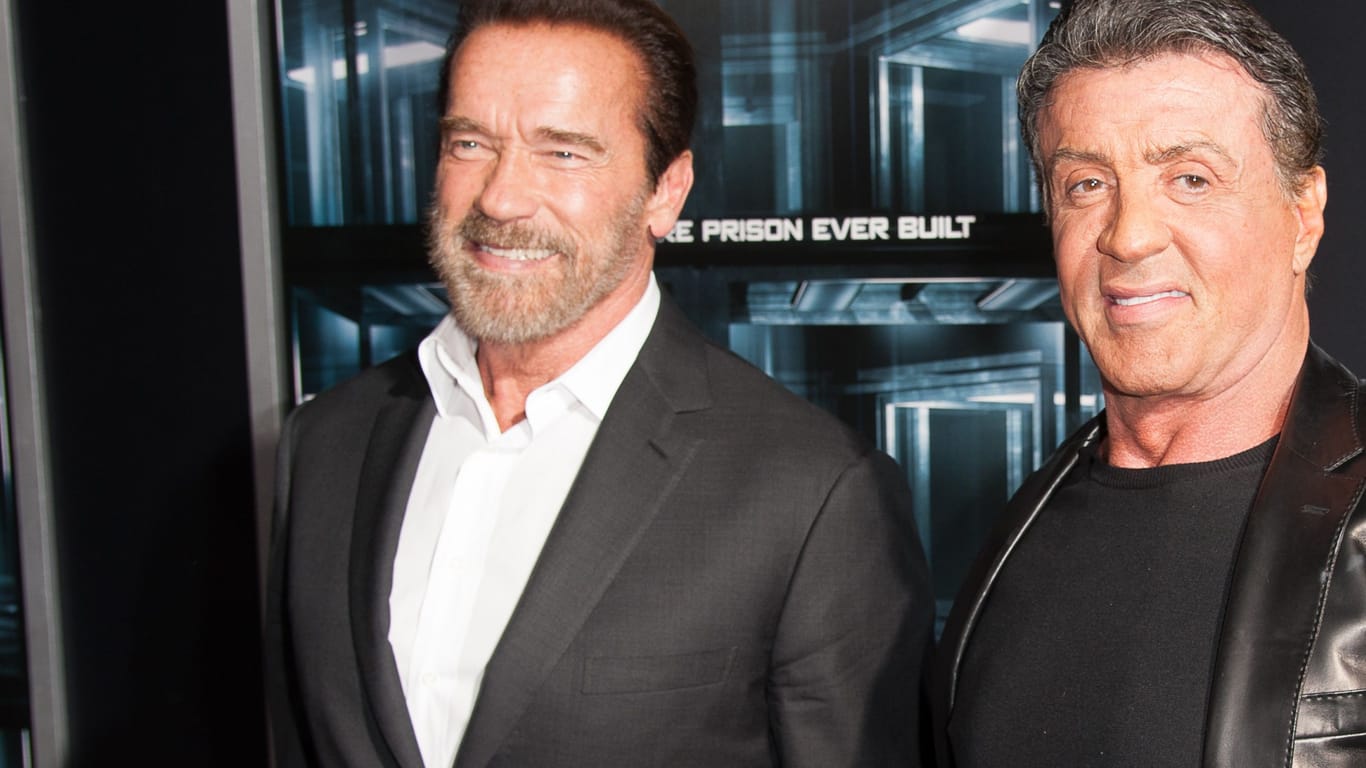 Arnold Schwarzenegger und Sylvester Stallone: Die Schauspieler posieren zusammen in den sozialen Netzwerken.
