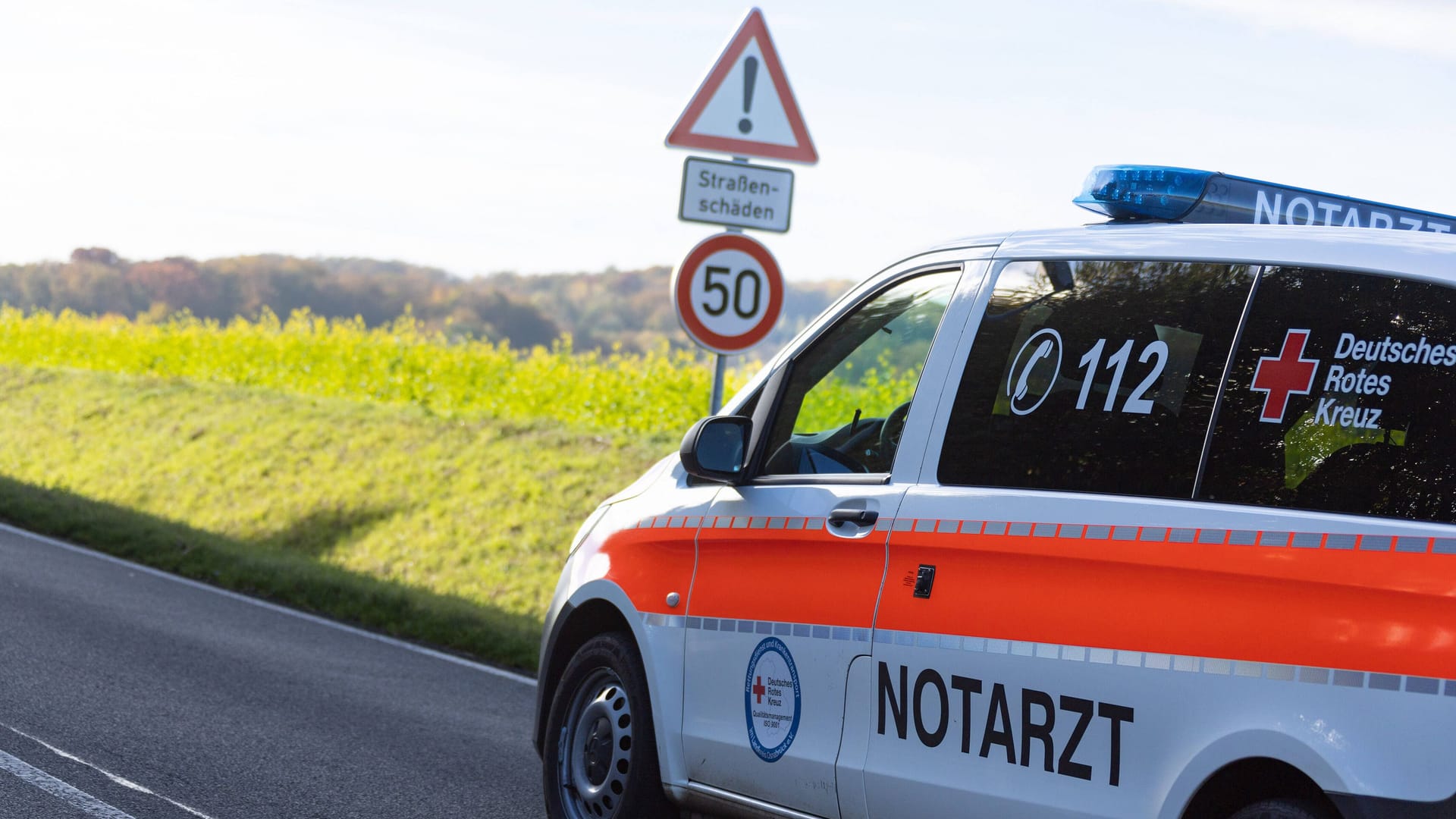 Notarzt im Einsatz (Symbolbild): Zwei Menschen sind bei einem Verkehrsunfall ums Leben gekommen Notarzt im Einsatz (Symbolbild): Zwei Menschen sind bei einem Verkehrsunfall ums Leben gekommen