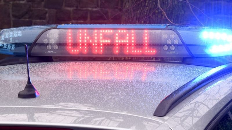 Die Leuchtschrift "Unfall" auf dem Dach eines Polizeiwagens (Archivbild): Der Motorradfahrer war vermutlich zu schnell unterwegs. Die Leuchtschrift "Unfall" auf dem Dach eines Polizeiwagens (Archivbild): Der Motorradfahrer war vermutlich zu schnell unterwegs.