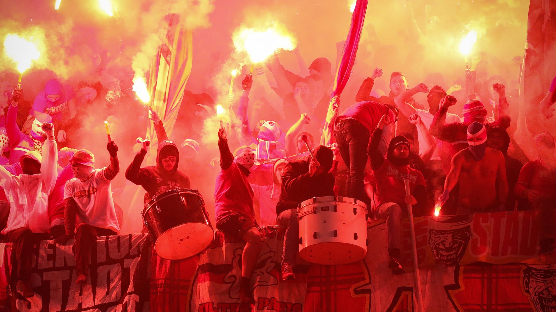 Fans des 1. FC Köln zünden Pyro im Stadion (Archivbild): Die UEFA hat eine Sperre für die Fans des 1. FC Köln erlassen. Fans des 1. FC Köln zünden Pyro im Stadion (Archivbild): Die UEFA hat eine Sperre für die Fans des 1. FC Köln erlassen.
