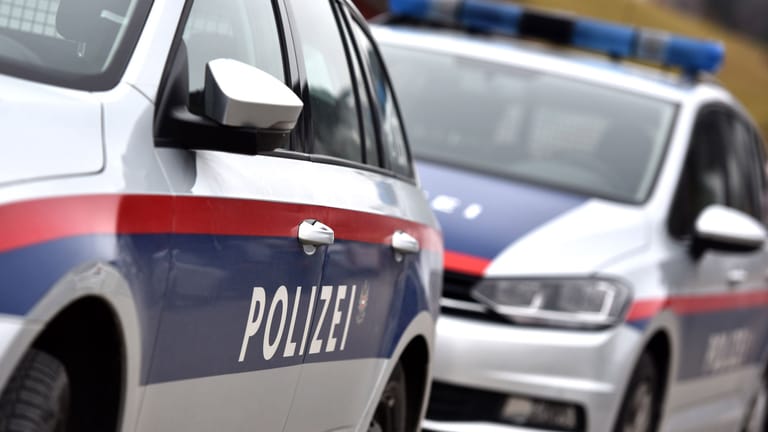 Polizeifahrzeuge in Österreich (Symbolbild): Am Samstag durchsuchten Beamte das Haus im österreichischen Imst.