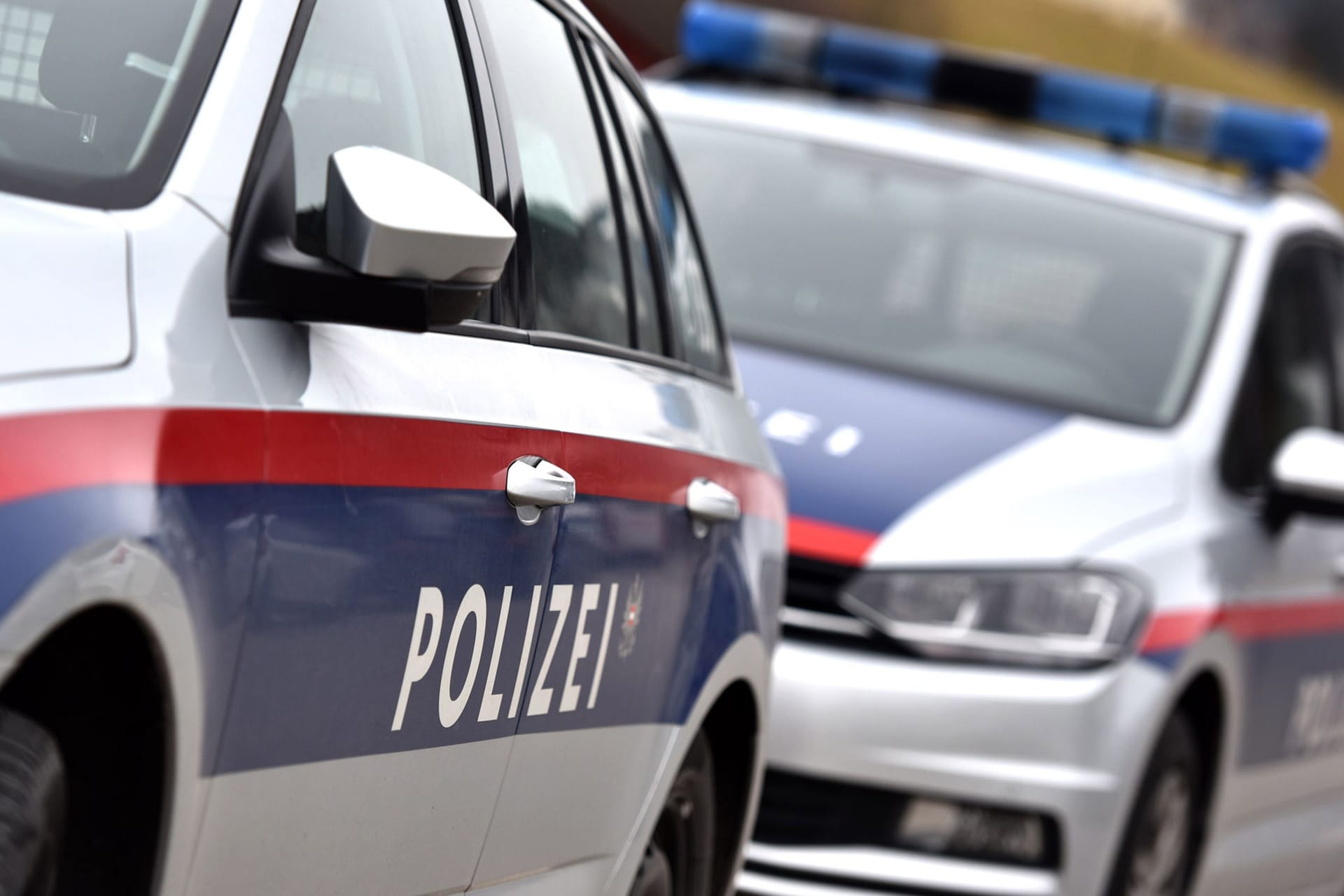 Polizeifahrzeuge in Österreich (Symbolbild): Am Samstag durchsuchten Beamte das Haus im österreichischen Imst.