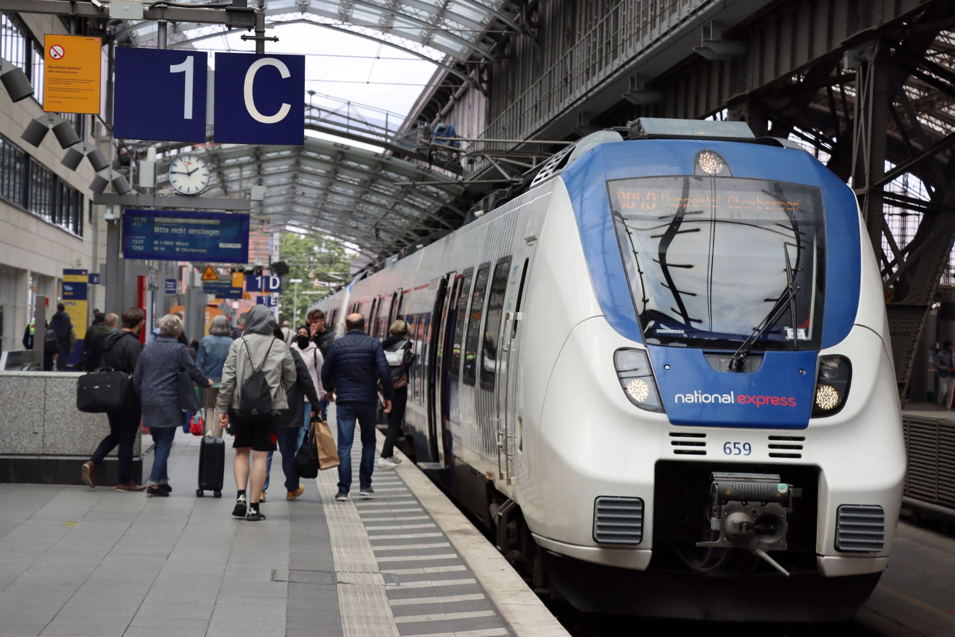 Ein Triebwagen von National Express im Hauptbahnhof Köln: Fahrgäste in Richtung Düsseldorf mussten nach langem Warten zu Fuß weiter.