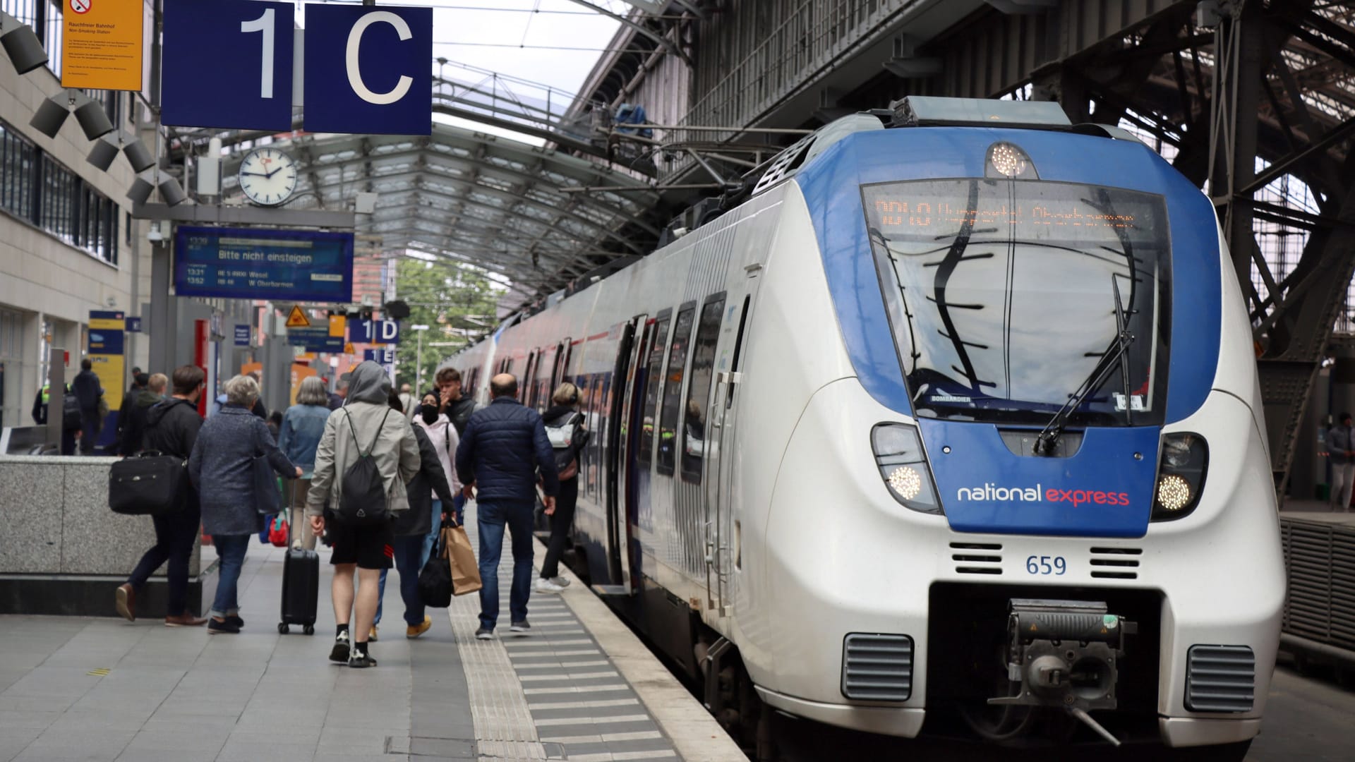 Ein Triebwagen von National Express im Hauptbahnhof Köln: Fahrgäste in Richtung Düsseldorf mussten nach langem Warten zu Fuß weiter.