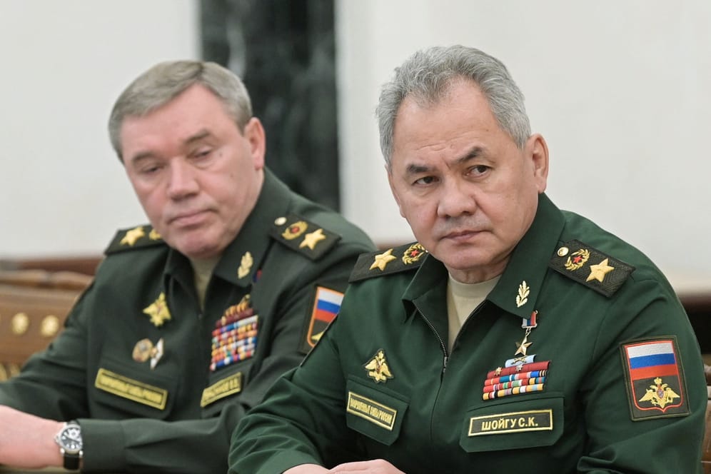 Der russische Verteidigungsminister Sergei Schoigu und der Chef des Generalstabes der russischen Streitkräfte, Waleri Gerassimow: Gegen sie richtet sich Kritik.