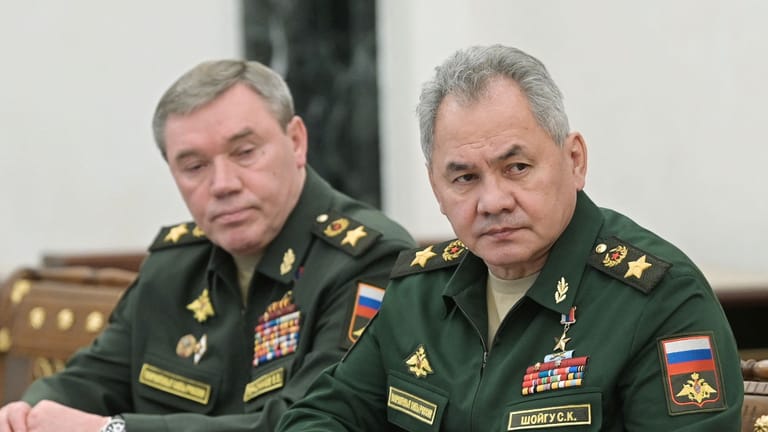 Der russische Verteidigungsminister Sergei Schoigu und der Chef des Generalstabes der russischen Streitkräfte, Waleri Gerassimow: Gegen sie richtet sich Kritik.