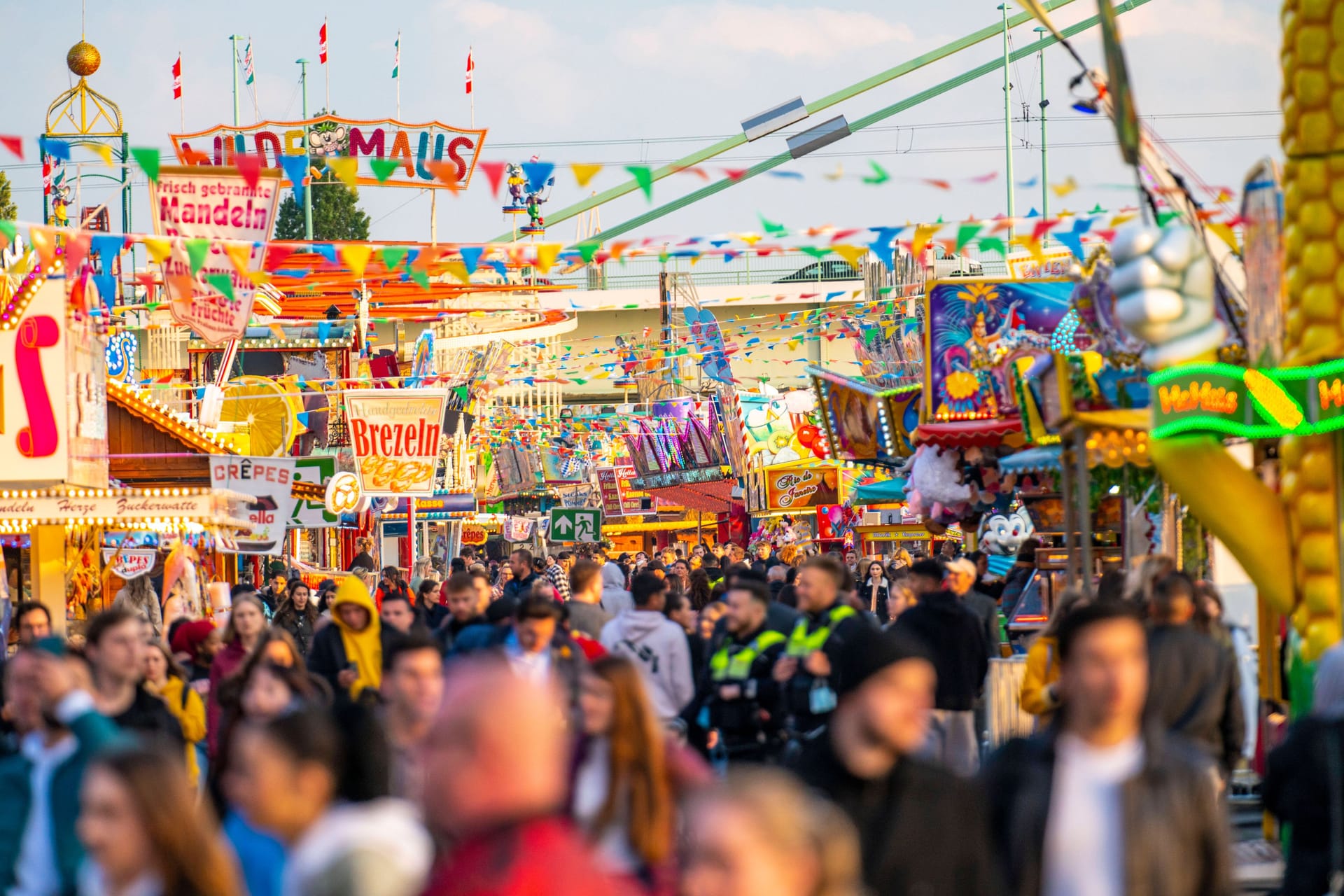 Fahrgeschäfte und Buden auf der Deutzer Kirmes (Archivbild): Die Schausteller fürchten hohe Betriebskosten.