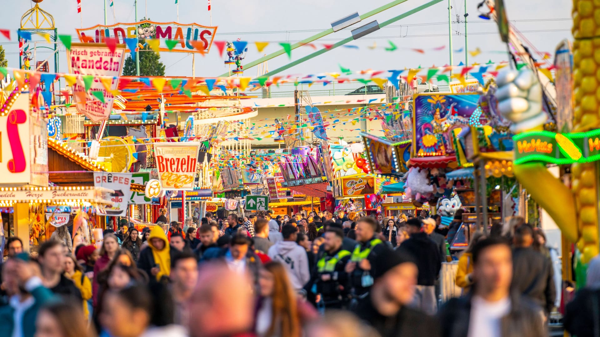 Fahrgeschäfte und Buden auf der Deutzer Kirmes (Archivbild): Die Schausteller fürchten hohe Betriebskosten.