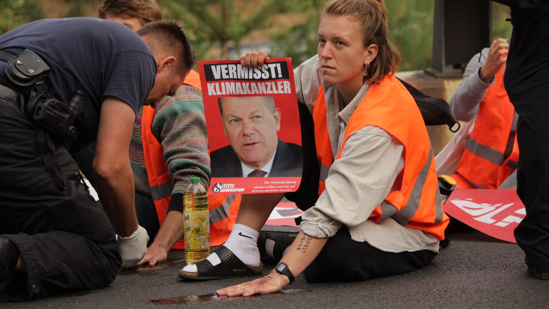 Lina Johnsen hat sich bei einer Aktion der "Letzten Generation" auf die Straße geklebt: "Der Kleber hält superfest, das hat mich auch überrascht."