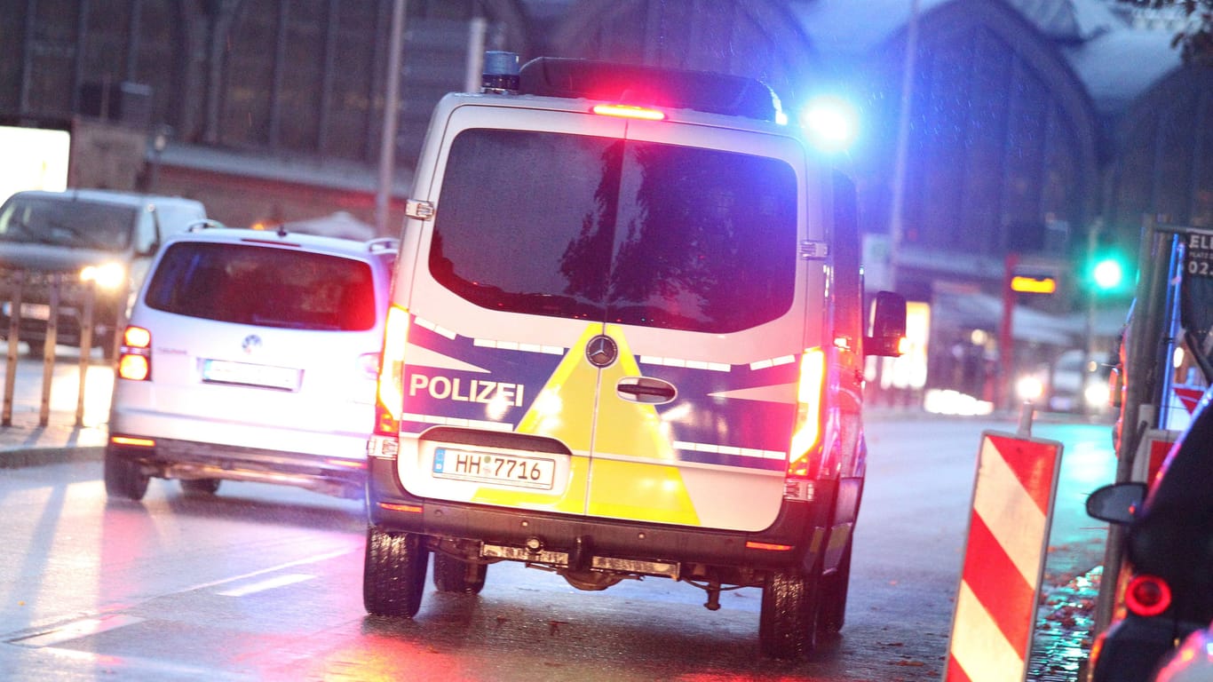 Ein Einsatzwagen der Polizei in Hamburg (Symbolfoto): Am frühen Dienstagmorgen kam es dort zu einem Raub.