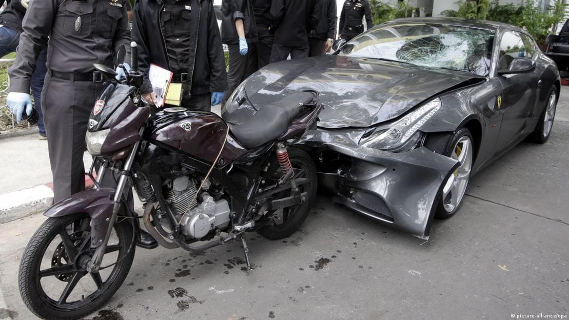 Todesfahrt: Vorayuth Yoovidhaya saß am Steuer, als sein Ferrari einen Polizisten auf einem Motorrad erfasste, der an den Folgen starb. Bislang ist er straffrei ausgegangen.