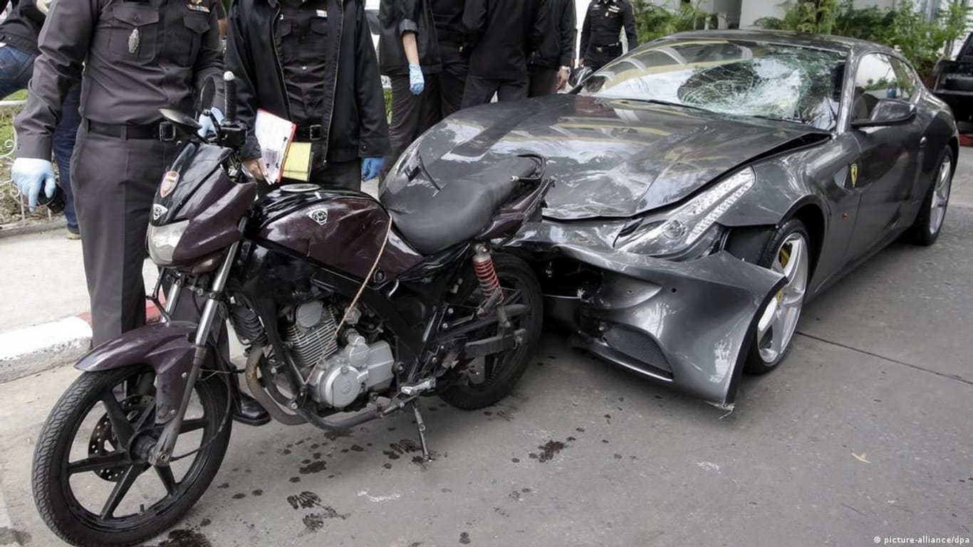 Todesfahrt: Vorayuth Yoovidhaya saß am Steuer, als sein Ferrari einen Polizisten auf einem Motorrad erfasste, der an den Folgen starb. Bislang ist er straffrei ausgegangen.
