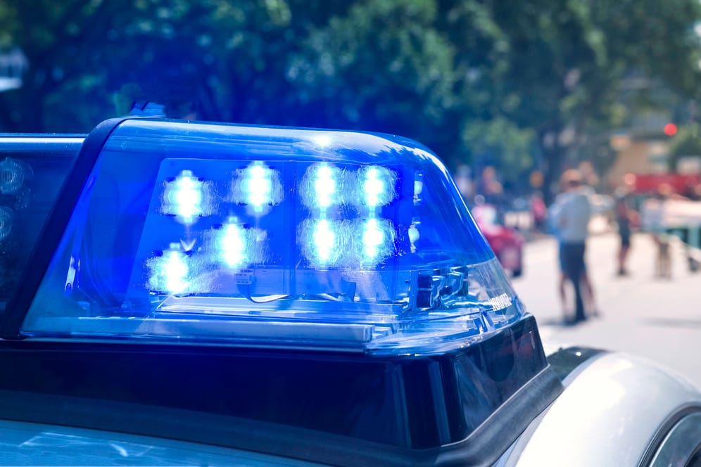 Blaulicht auf einem Einsatzfahrzeug (Symbolfoto): Der Mann verschwand zunächst unerkannt.
