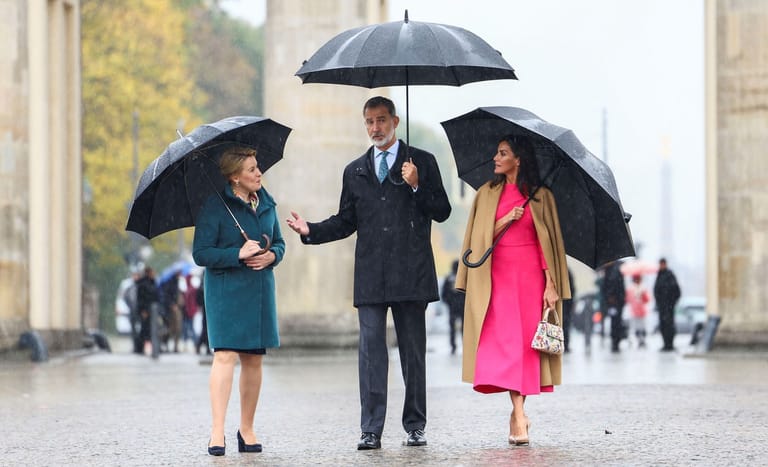 Staatsbesuch aus Spanien: Franziska Giffey mit König Felipe und Königin Letizia vor dem Brandenburger Tor.