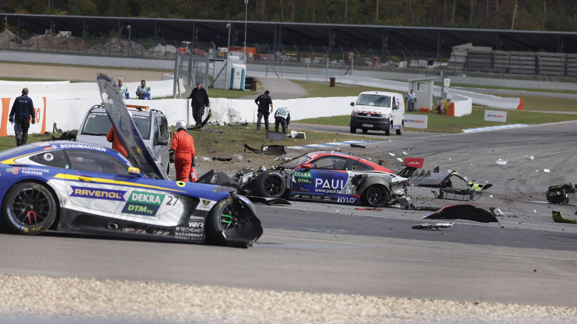 Hockenheimring: Die gesamte Strecke war voller Trümmer und Motorenteilen.