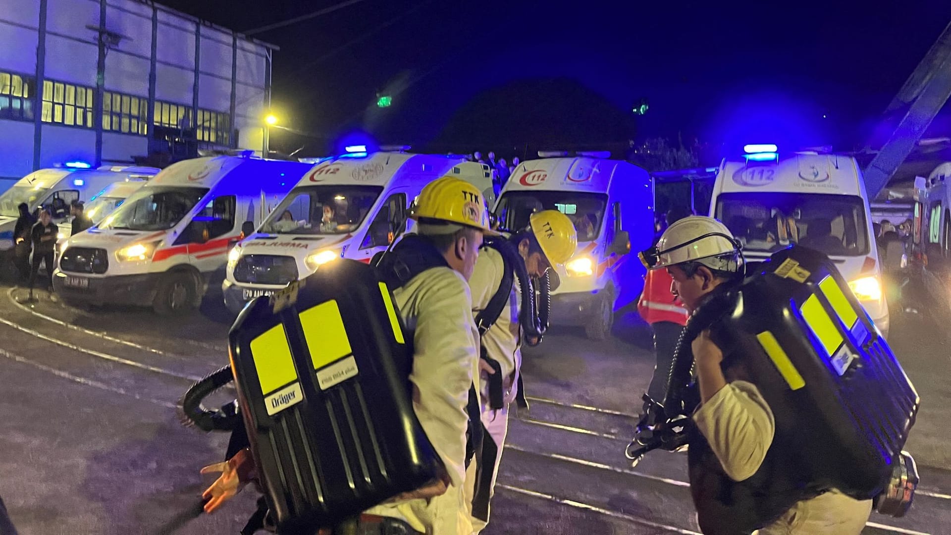 Rettungsteam an der Mine in Amasra: 49 Menschen sollen sich noch in den Stollen befinden.