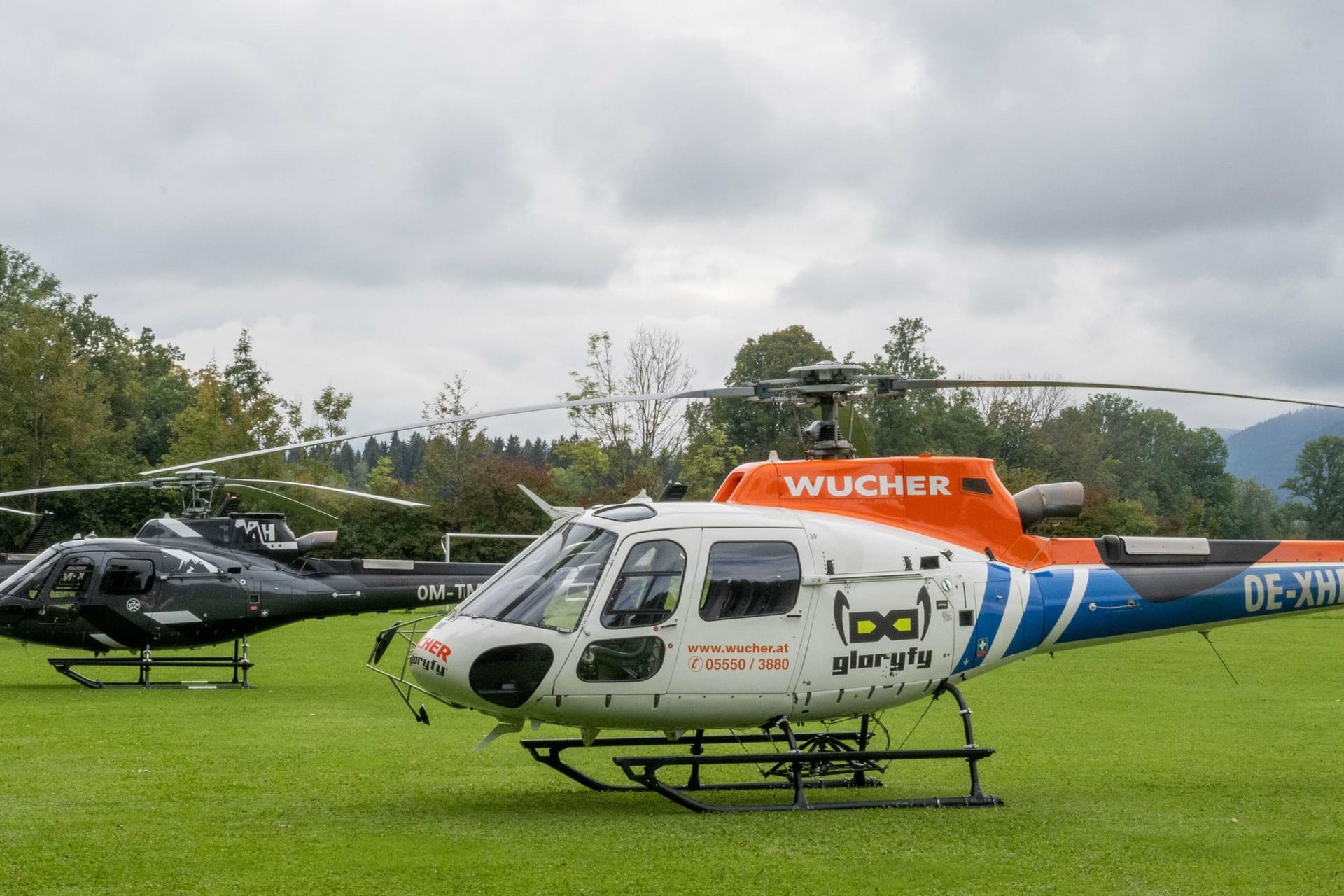 Helikopter auf einer Wiese am Tegernsee (Archivbild): Um sie und Champagner-Partys in den Bergen gibt es im Urlausidyll nun heiße Debatten.