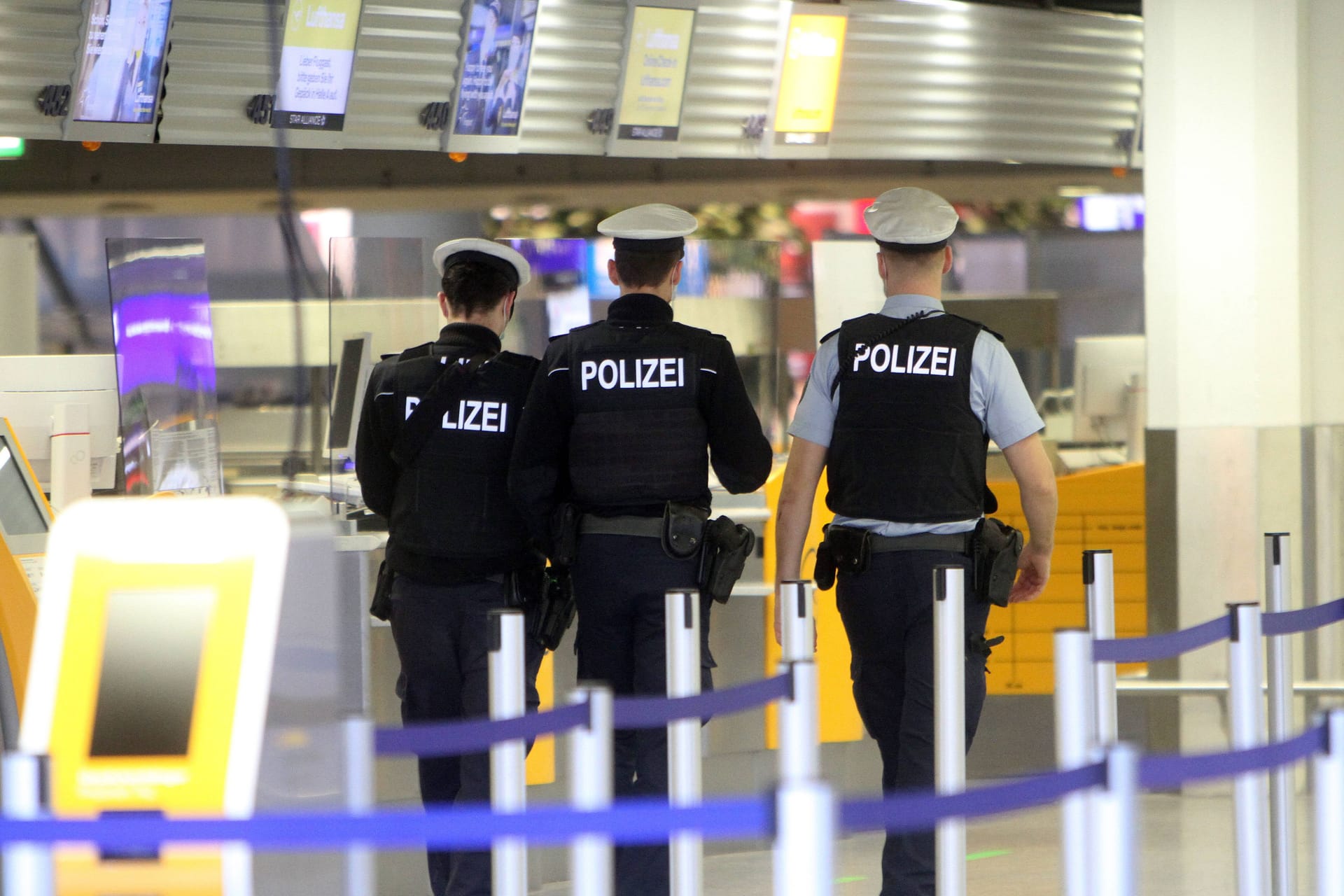 Beamte der Bundespolizei am Frankfurter Flughafen (Archivbild): Ihnen wird Rassismus vorgeworfen.