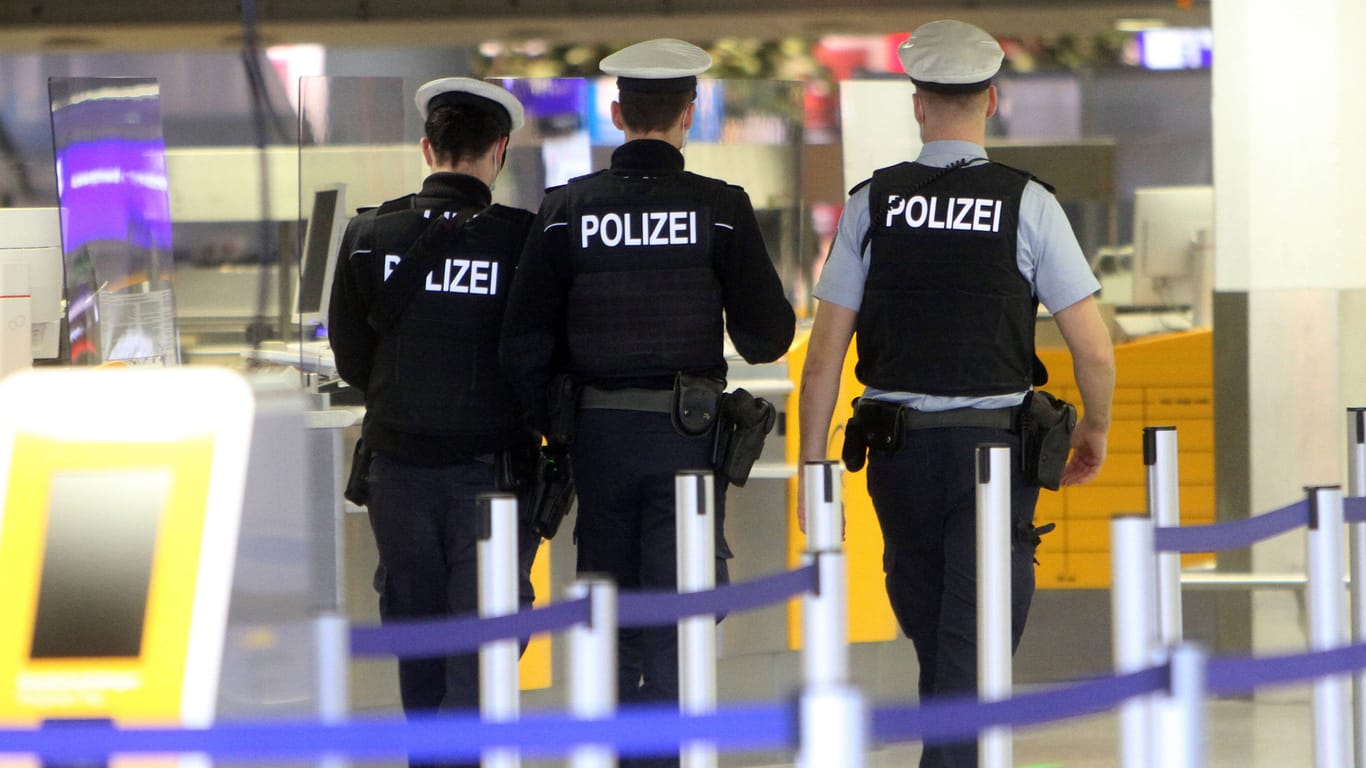 Beamte der Bundespolizei am Frankfurter Flughafen (Archivbild): Ihnen wird Rassismus vorgeworfen.