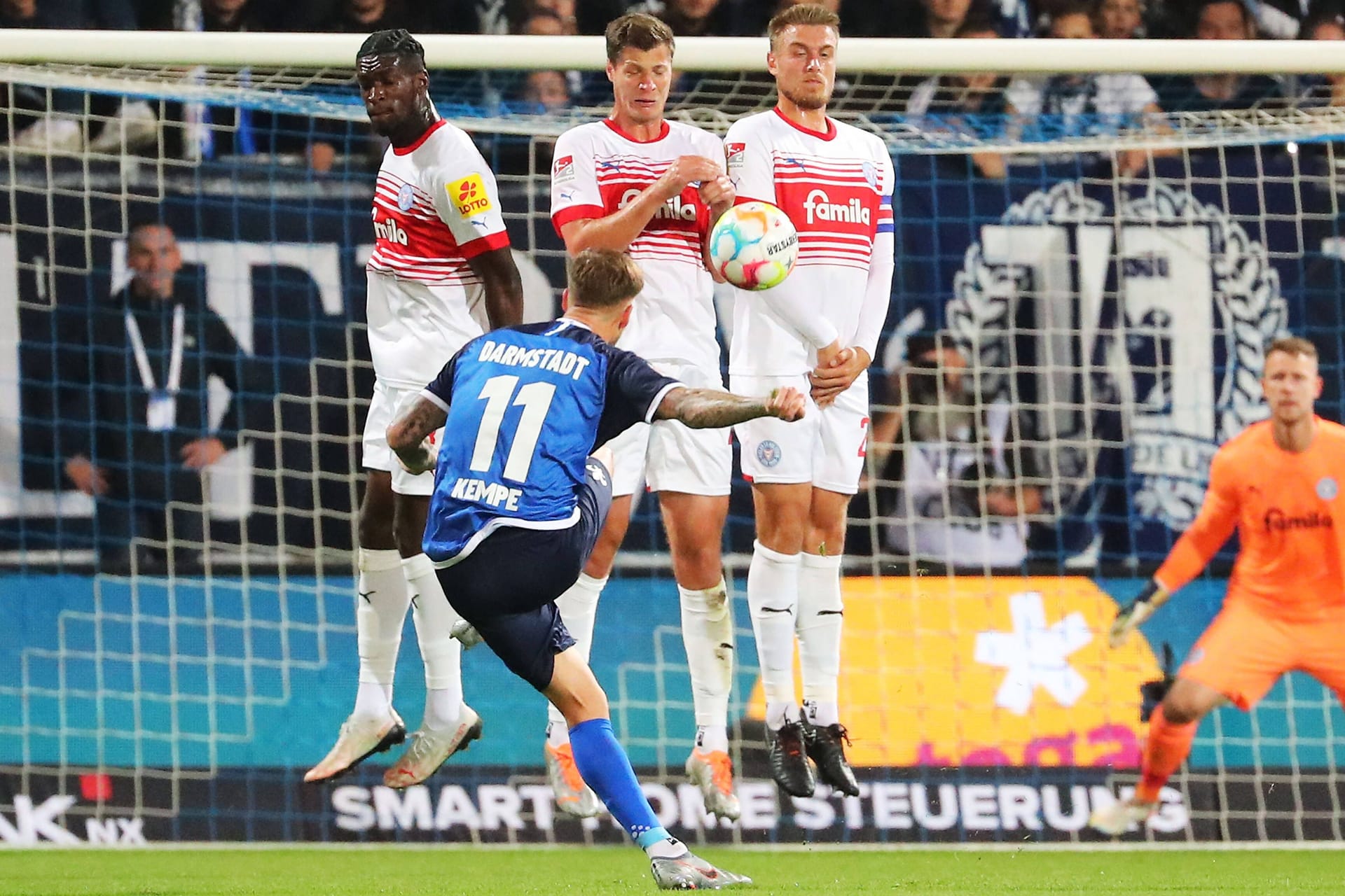 Darmstadts Kempe beim Freistoß gegen Holstein Kiel.