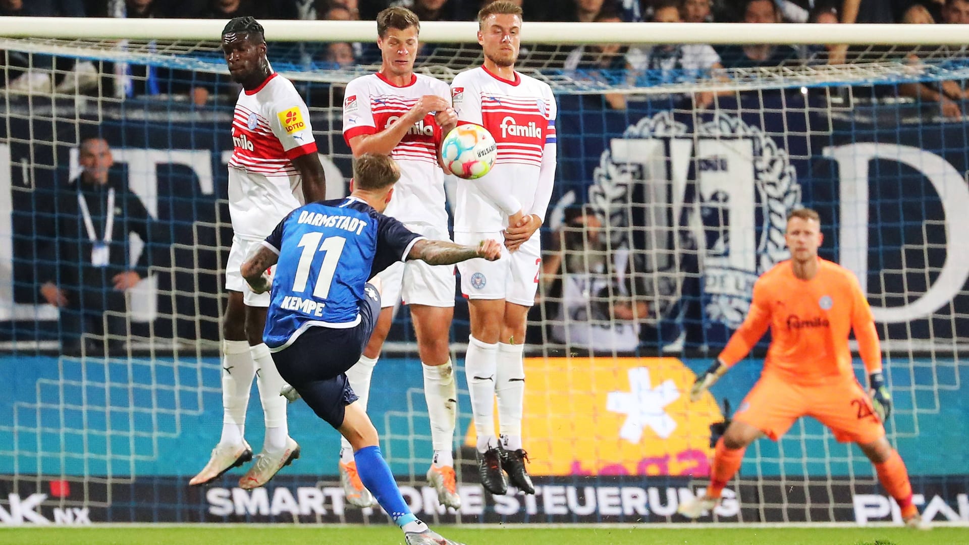 Darmstadts Kempe beim Freistoß gegen Holstein Kiel.