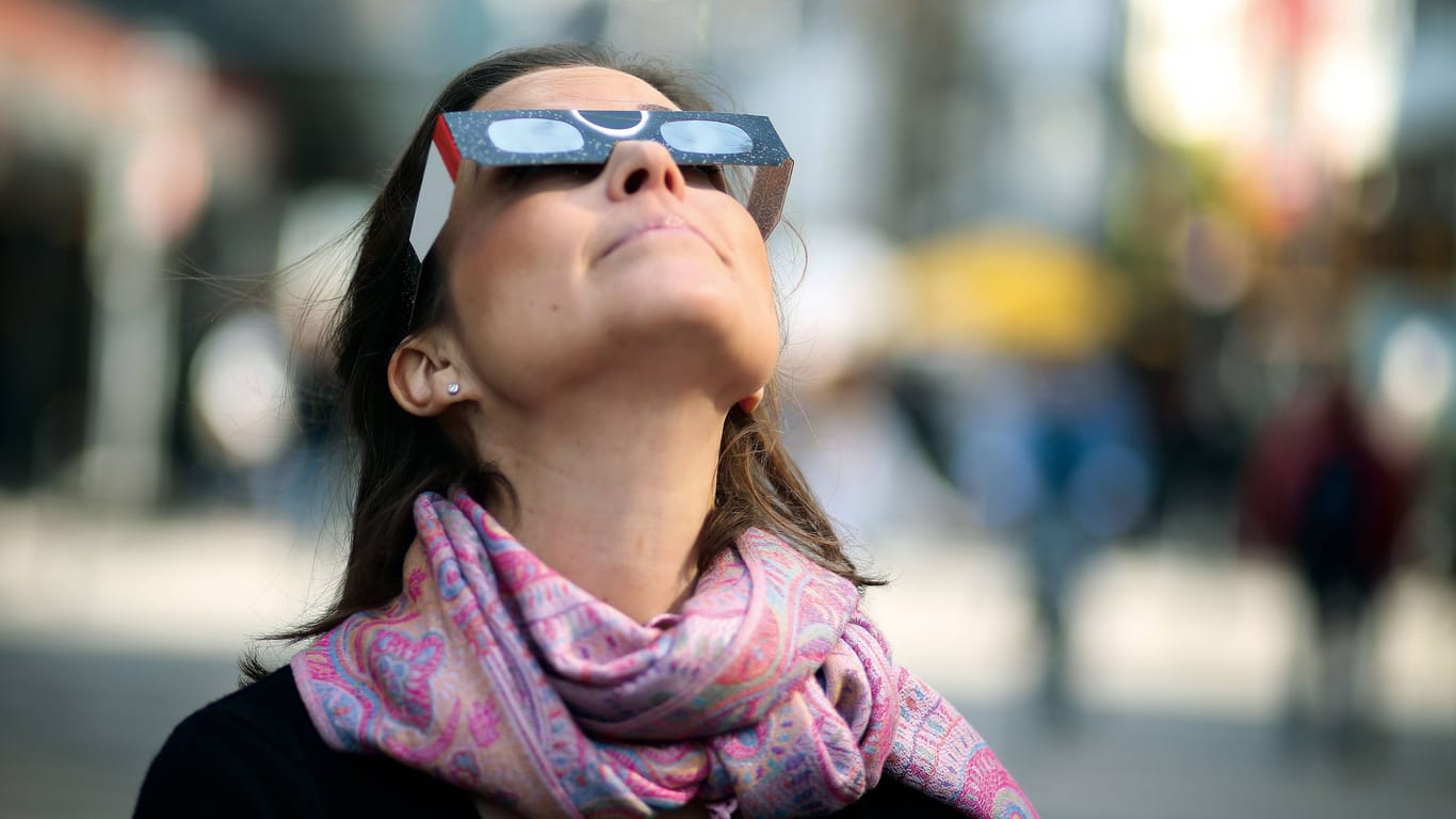 Safety first: Beim Beobachten der Sonnenfinsternis sollte unbedingt eine Schutzbrille getragen werden.