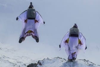 Wingsuit-Piloten in Red-Bull-Anzügen (Symbolbild): Mehrere Extremsportler starben im Dienst des österreichischen Brauseherstellers.
