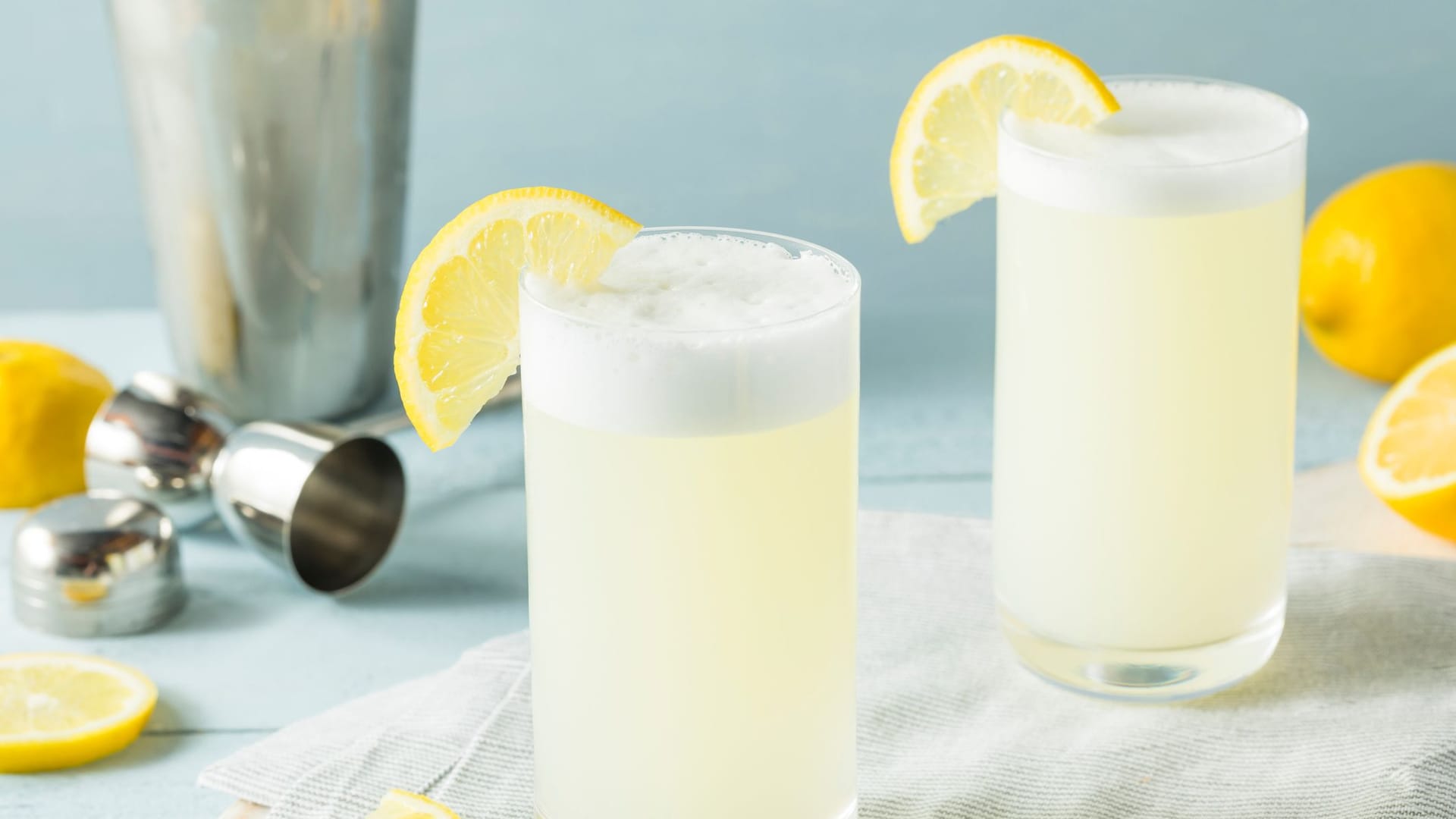 Gin Fizz: Neben Gin benötigen Sie frischgepressten Zitronensaft, Sirup und Sodawasser für den Drink.