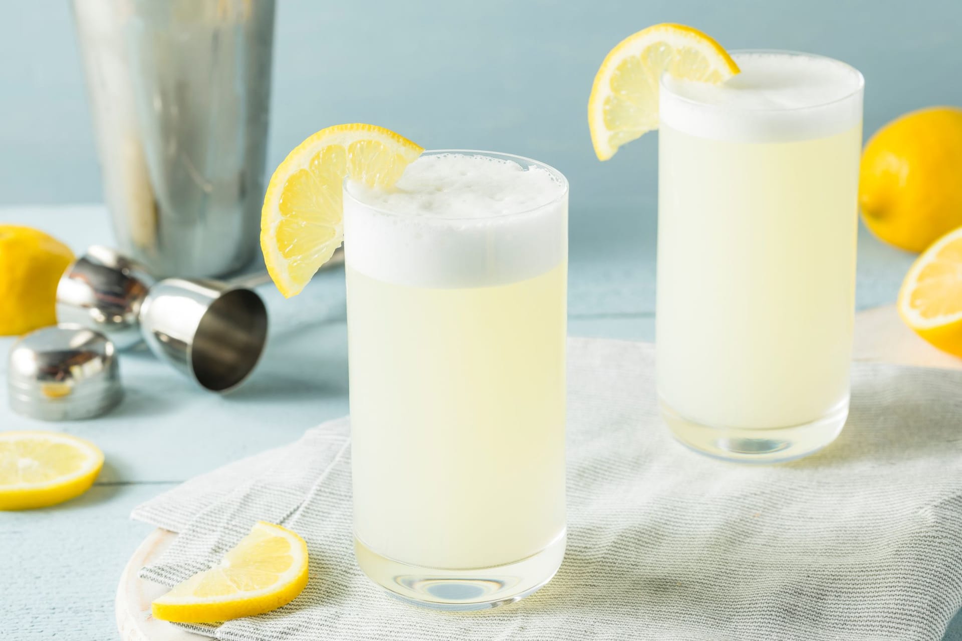 Gin Fizz: Neben Gin benötigen Sie frischgepressten Zitronensaft, Sirup und Sodawasser für den Drink.