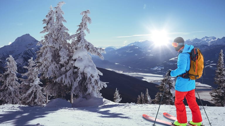 Ein Skifahrer genießt die Aussicht (Archivbild): Dieses Vergnügen kostet in diesem Winter deutlich mehr.
