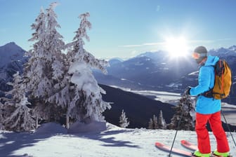Ein Skifahrer genießt die Aussicht (Archivbild): Dieses Vergnügen kostet in diesem Winter deutlich mehr.