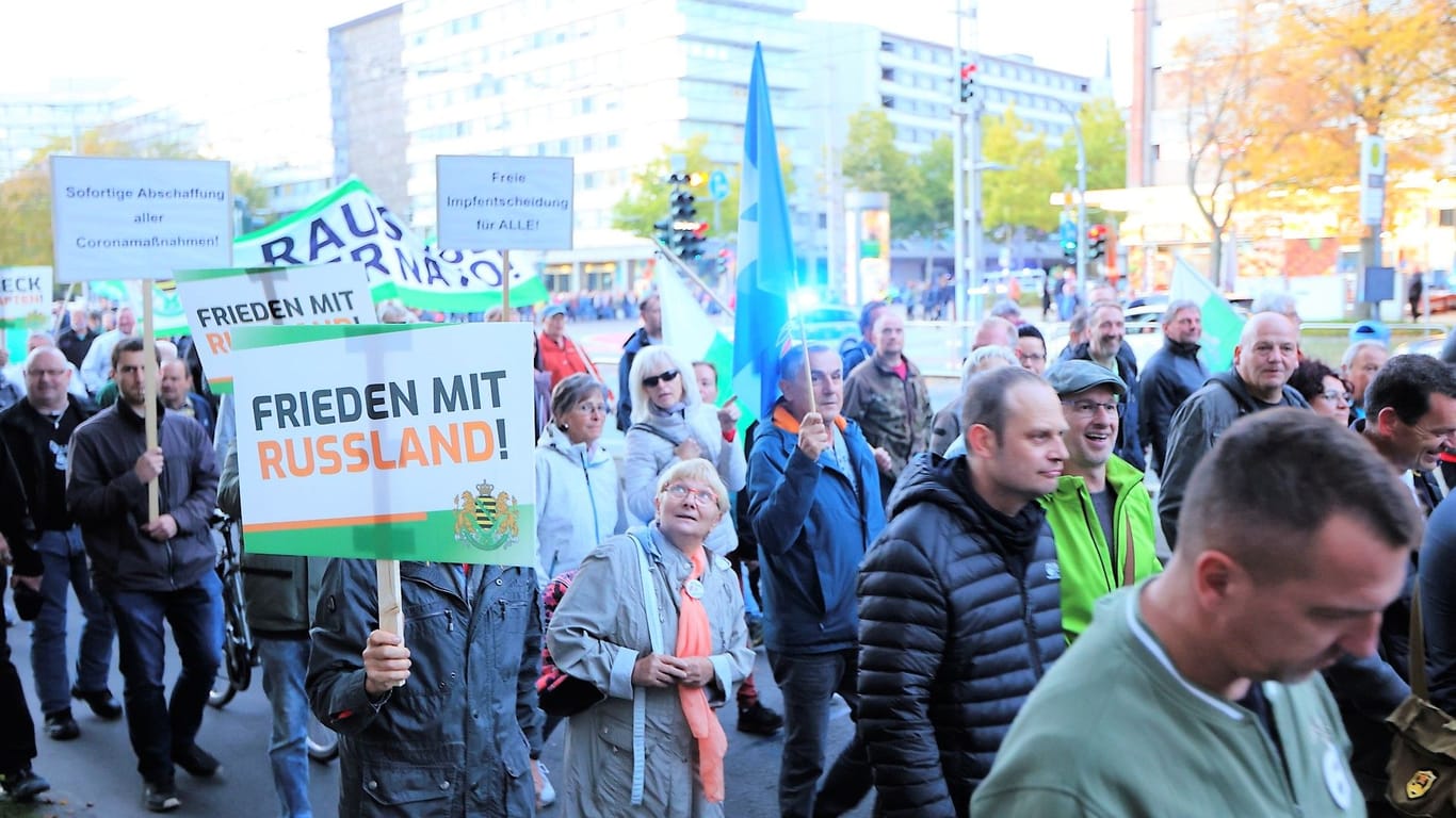 Forderungen der Demonstranten in Chemnitz: "Raus aus der Nato", "Frieden mit Russland"
