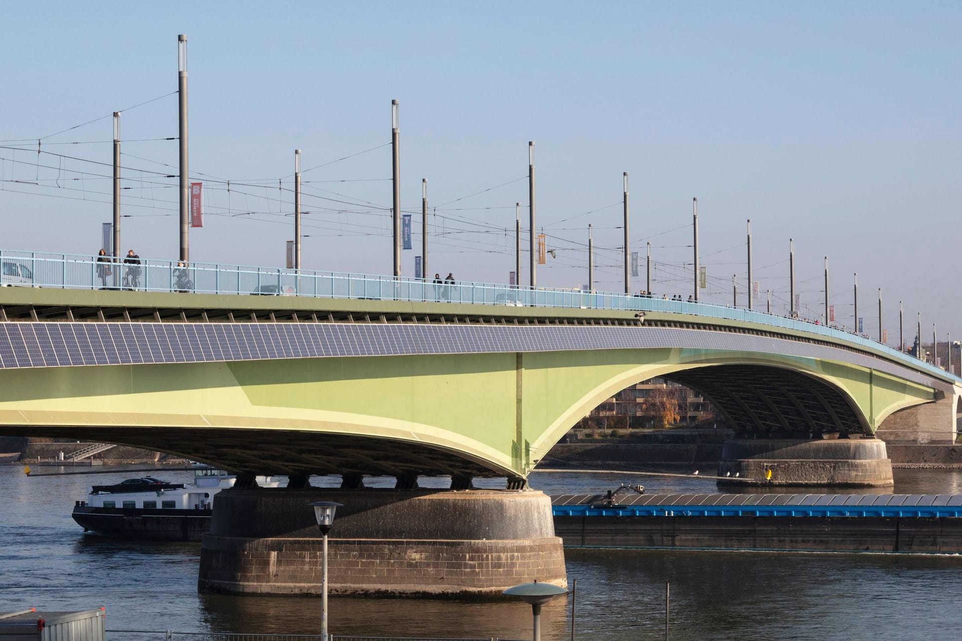 Kennedybrücke über dem Rhein (Archivbild): Auf Höhe der Brücke wurde der noch unbekannte Mann geborgen.