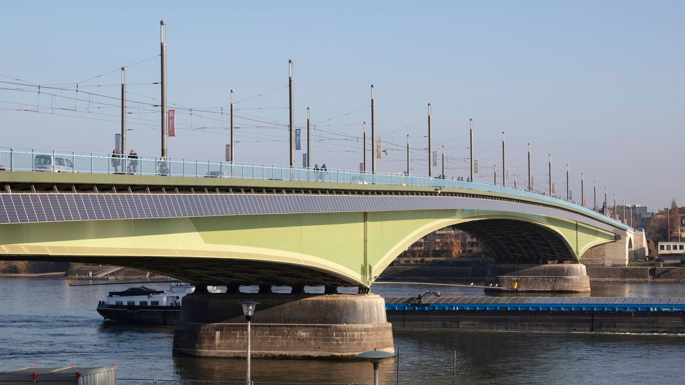 Kennedybrücke über dem Rhein (Archivbild): Auf Höhe der Brücke wurde der noch unbekannte Mann geborgen.