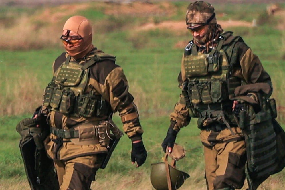 Russische Soldaten auf einem Trainingsplatz: Der britische Geheimdienst berichtet von enormen Problemen.