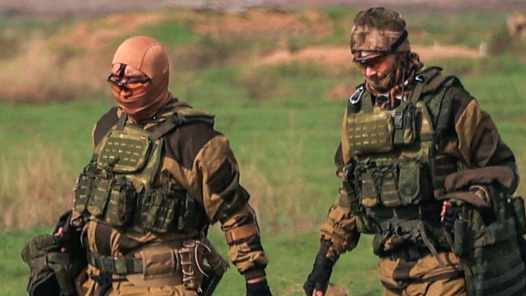 Russische Soldaten auf einem Trainingsplatz: Der britische Geheimdienst berichtet von enormen Problemen.