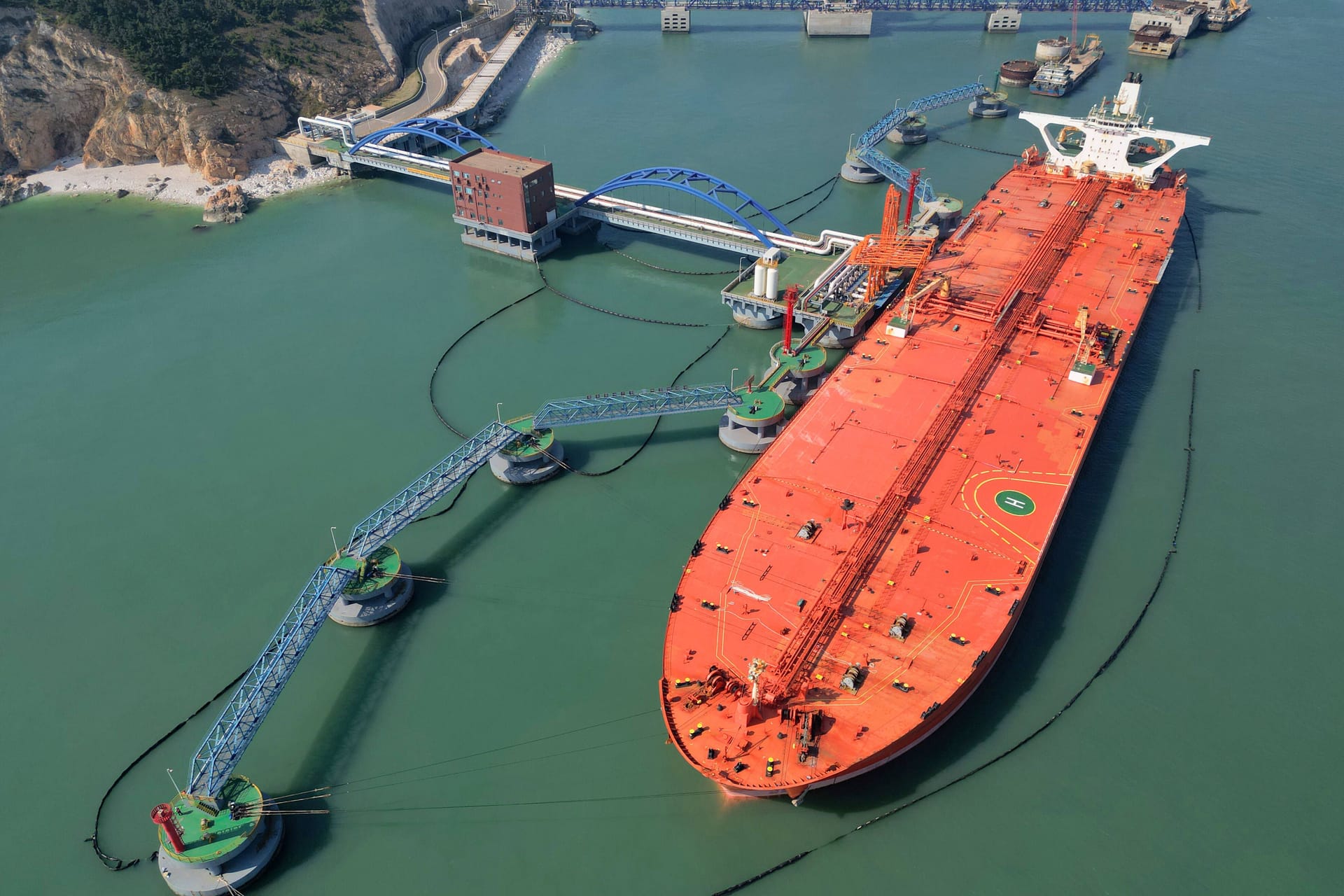 Öltanker entlädt Öl durch eine Pipeline in der ostchinesischen Provinz Shandong: China importiert 330 Millionen Tonnen Rohöl. Öltanker entlädt Öl durch eine Pipeline in der ostchinesischen Provinz Shandong: China importiert 330 Millionen Tonnen Rohöl.