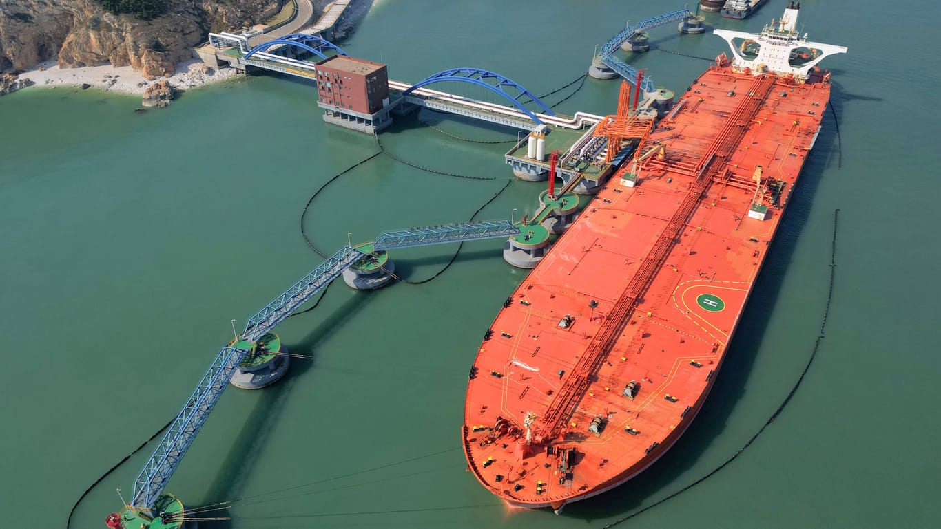 Öltanker entlädt Öl durch eine Pipeline in der ostchinesischen Provinz Shandong: China importiert 330 Millionen Tonnen Rohöl.