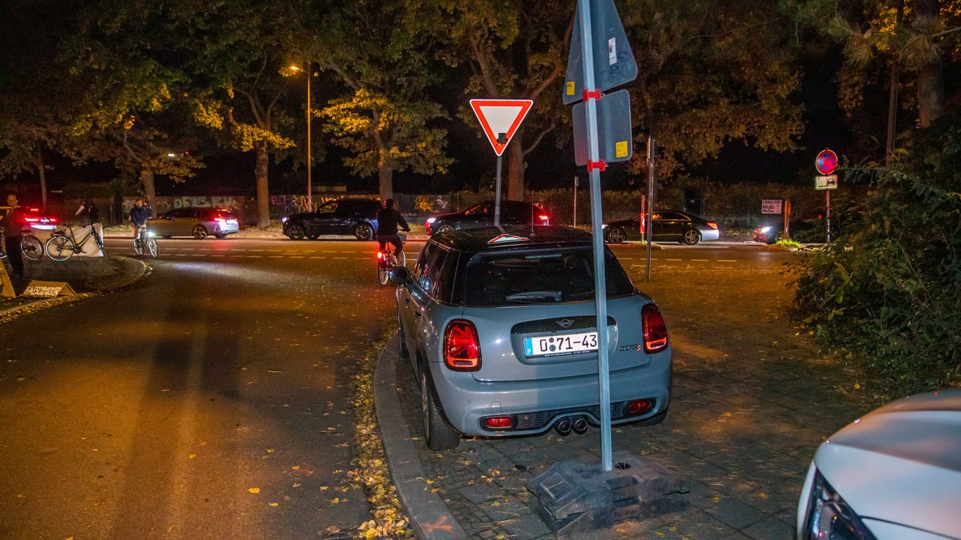 Mini Cooper mit kuwaiter Diplomatenkennzeichen parkt beim RB-Leipzig-Spiel auf dem Gehweg: Vorher noch ein Verkehrsschild zur Seite geräumt.