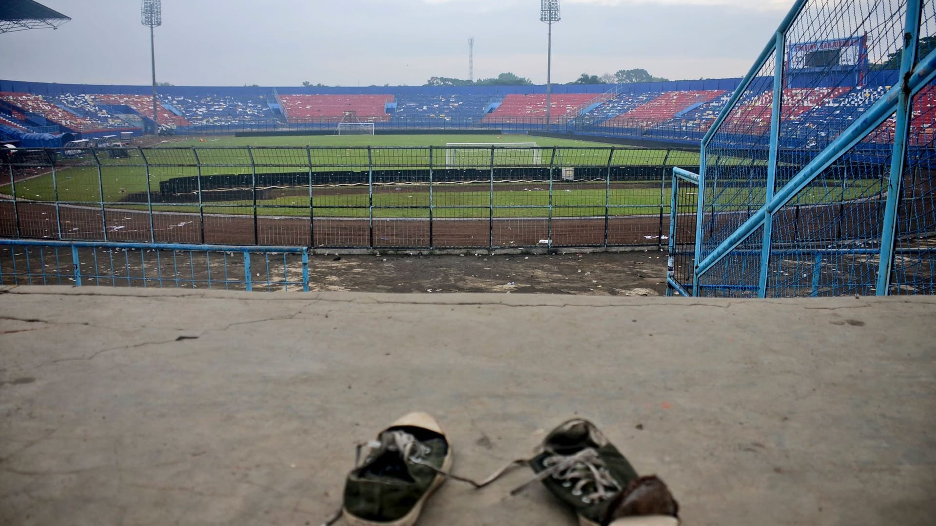 Das Kanjuruhan Stadion am Morgen danach.