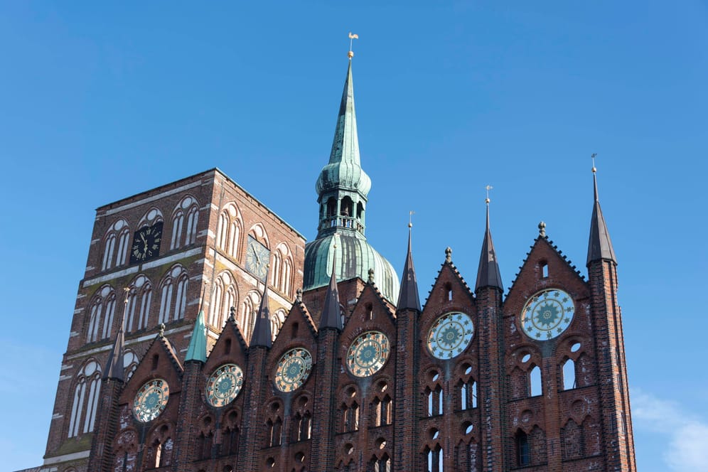 Das Rathaus von Stralsund: Die Bürgerschaft will dort Frieden schaffen.