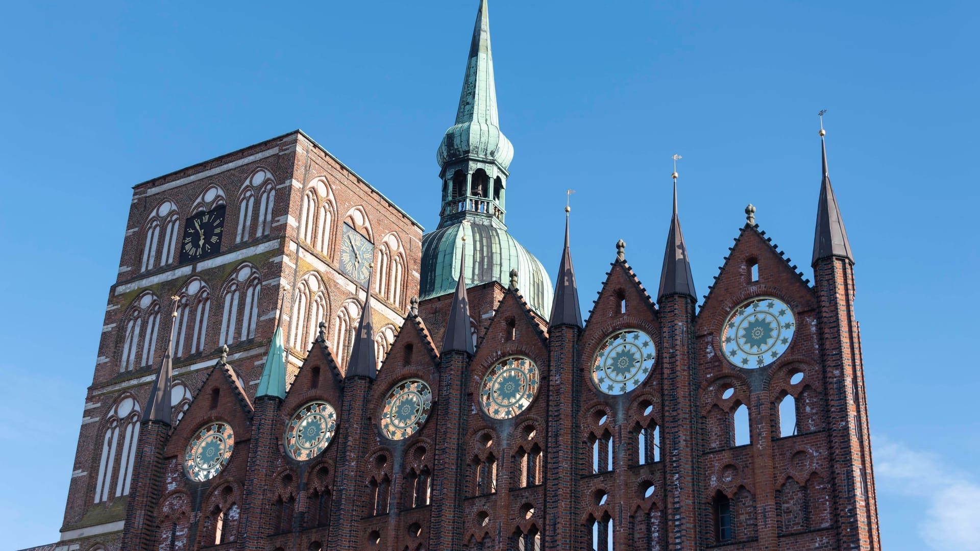 Das Rathaus von Stralsund: Die Bürgerschaft will dort Frieden schaffen.