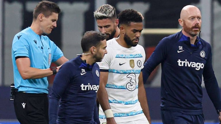 Enttäuscht: Reece James (M.) wird im Spiel gegen Milan von Betreuern vom Platz geführt.