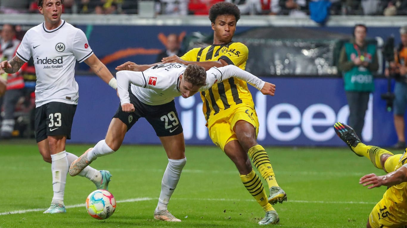 Strittige Szene: Dortmunds Adeyemi (M.) bringt Frankfurts Lindström zu Fall.