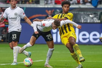 Strittige Szene: Dortmunds Adeyemi (M.) bringt Frankfurts Lindström zu Fall.